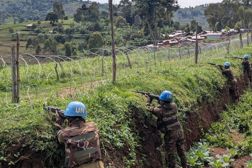 Les Casques bleus montent la garde.
