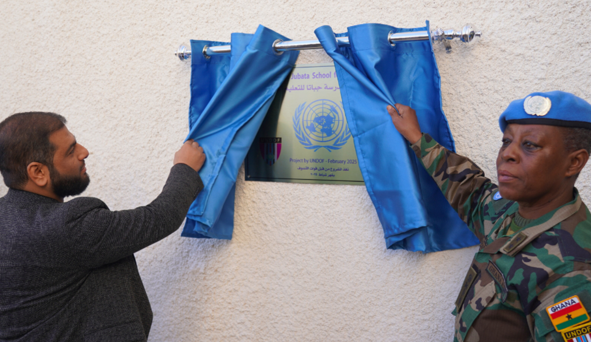 Maj Gen Asmah and Mr Mohamed Al Saed unveiling the Plaque