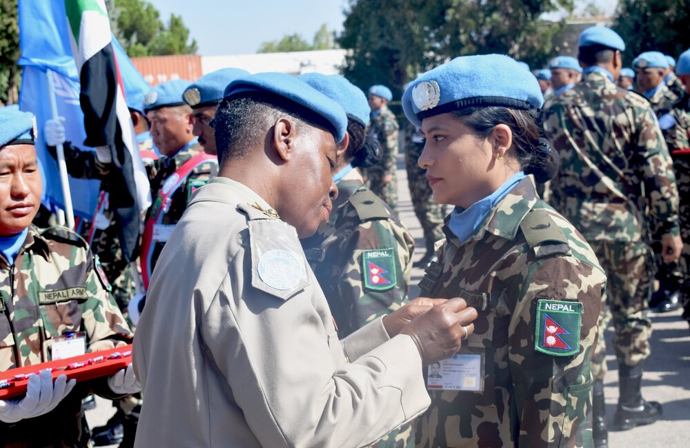 The Deputy Force Commander presenting UN medals